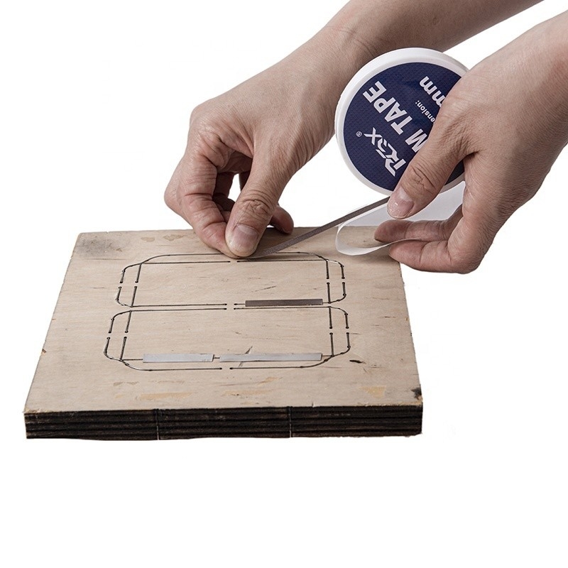 Direct pleisteren van het snijden met een matras Probeer onze acryl pleisterband / Steel Shim Tape
